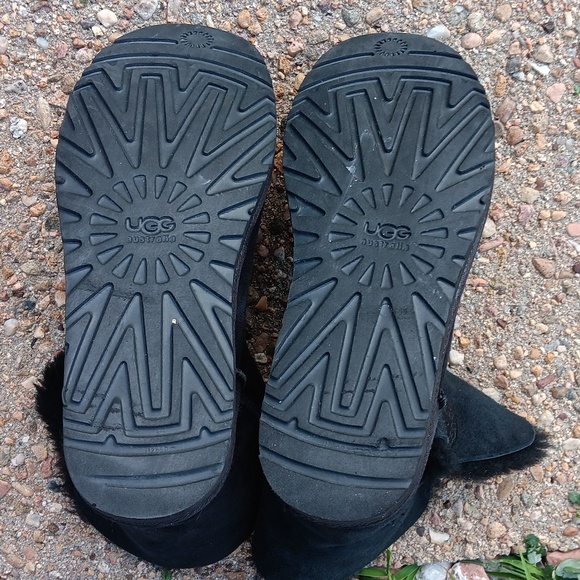 UGG Bailey button black leather shearling lined boots womens 7 - Picture 9 of 10